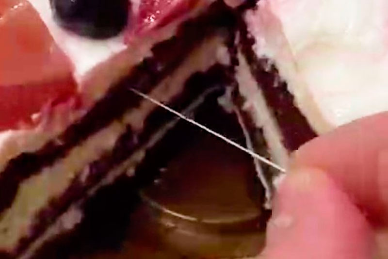 Жительница Москвы купила во «ВкусВилле» торт с зубной нитью | В Москве местная жительница купила торт с зубной нитью во «ВкусВилле»