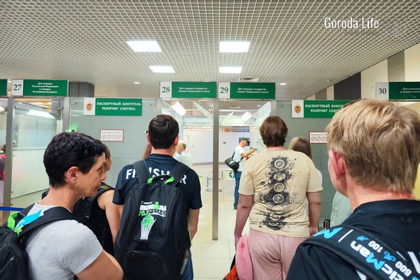 Китаянка пыталась вывезти из России рог шерстистого носорога, примотав его скотчем к телу | Китаянка оштрафована за попытку провезти под одеждой рог носорога в Россию