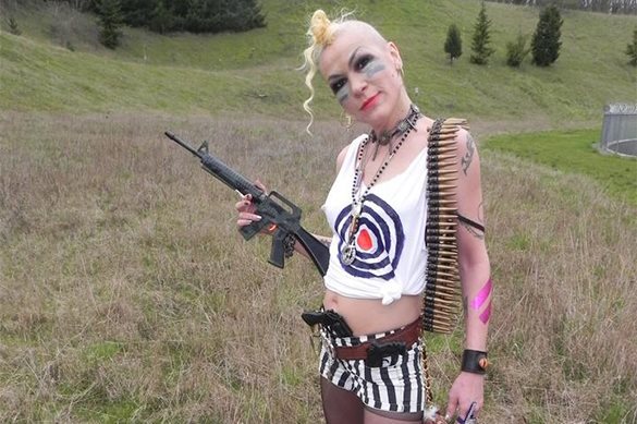 Дикий макияж и игрушечное оружие: внучка Сталина шокирует соцсети