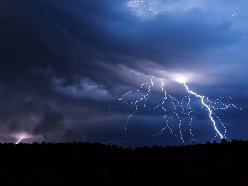 Стали известны подробности гибели женщины от удара молнией в пермском селе | Жительница пермского села погибла от удара молнии при звонке по мобильнику