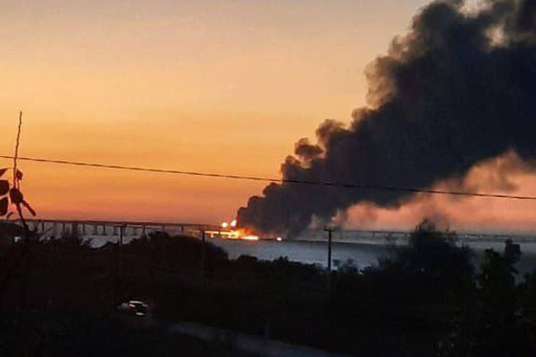 Спасатели потушили пожар на железнодорожном составе с дизельным топливом на Крымском мосту