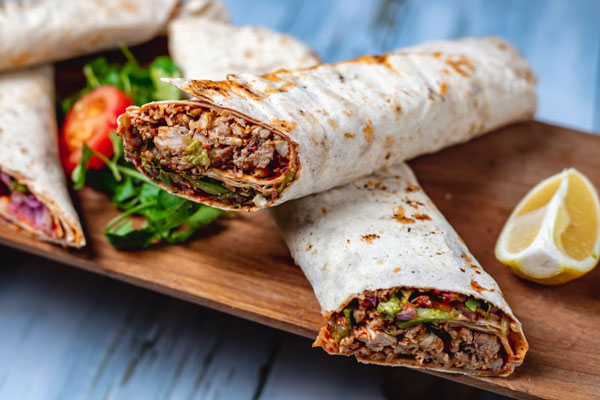 В Москве продавец шаурмы погнался с тесаком за покупателем, который раскритиковал его блюдо