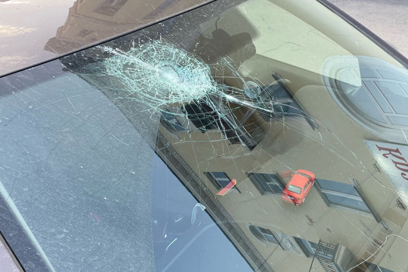 В уральском городе жители жалуются на неизвестных, которые стреляют по автомашинам | В Свердловской области неизвестные обстреляли авто с людьми