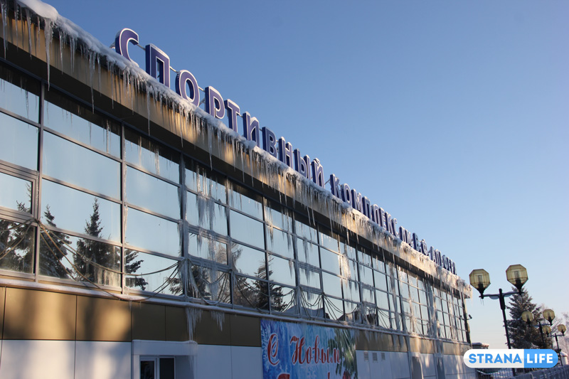 Из-за морозов спортклуб в Тюменской области превратился… в ледяного ежа и «плачет» сосульками. А крыша изначально лавиноопасна!