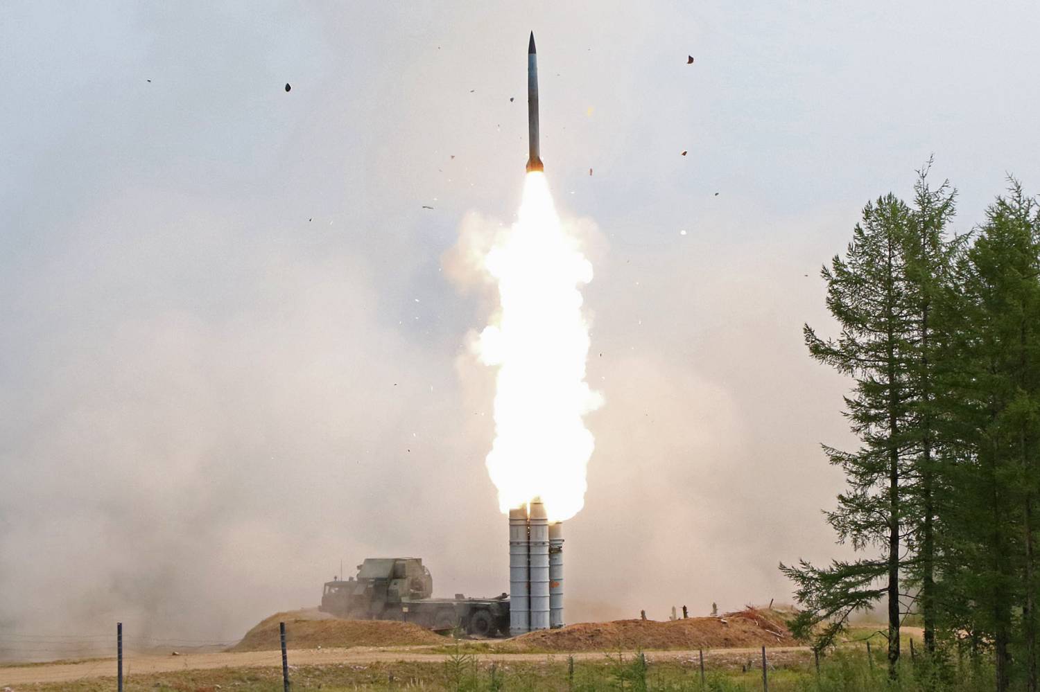 Расчеты С-300, совершив марш протяженностью более 6 тыс. км, отразили массированный ракетно-авиационный удар на полигоне в Бурятии