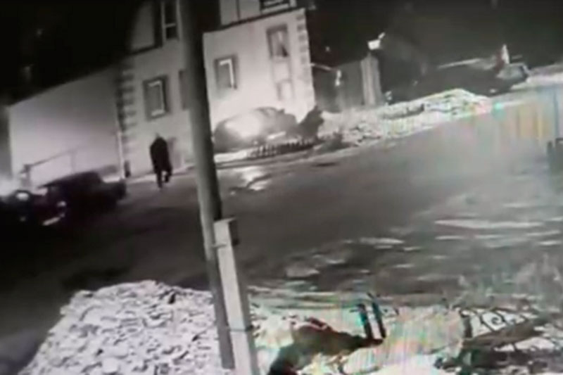 Россиянин пытался задавить на машине бывшую девушку и её нового парня. Видео | Житель Ульяновска сбил бывшую девушку и пытался зарезать её нового возлюбленного