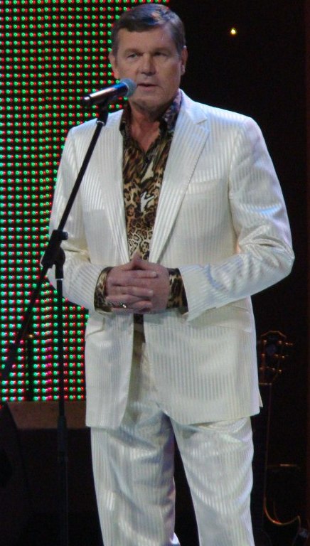 Суд да дело: как бард Александр Новиков выходит из скандала с «Бухтой Квинс»