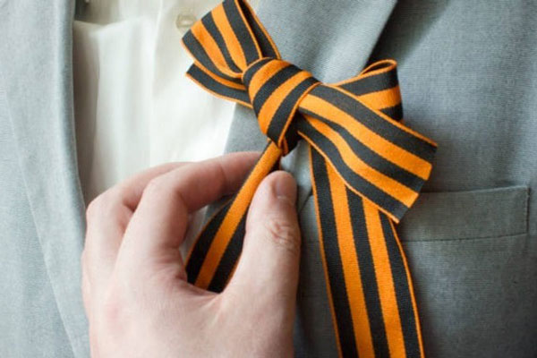 Жителя Брянска посадили под домашний арест за осквернение георгиевской ленточки