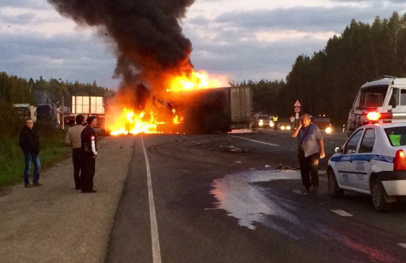 На Челябинском тракте полыхала фура, столкнувшаяся с КамАЗом. ВИДЕО