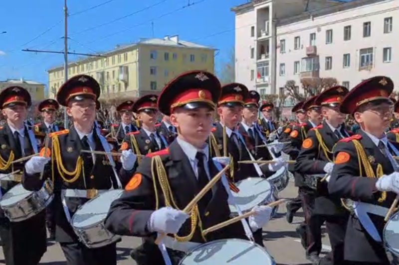 В Красноярске на церемонии поднятия флага в честь 9 Мая упали в обморок два подростка-карабинера | В Красноярске кадеты упали в обморок при поднятии флага города