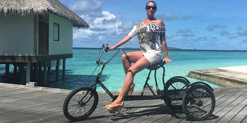 Волочкова на Мальдивах врезалась в пальму