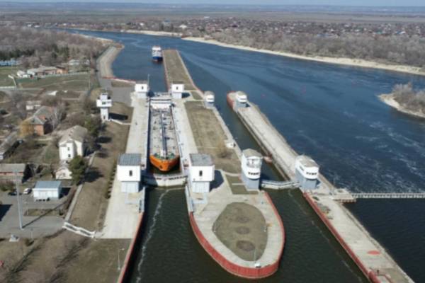 В Ростове-на-Дону теплоход «Альфа» врезался в гидроузел, перекрыв путь судам | Теплоход в Ростовской области врезался в ворота гидроузла