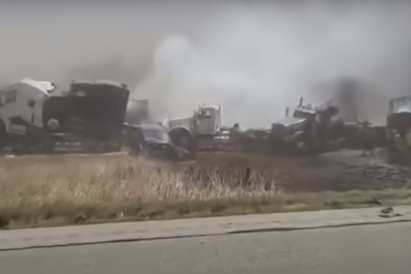 Из-за пыльной бури в США столкнулись 60 автомобилей