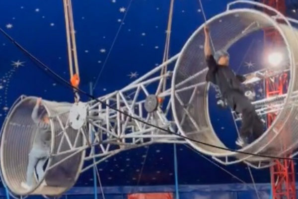 В Находке артист цирка сорвался с Колеса смерти во время выступления