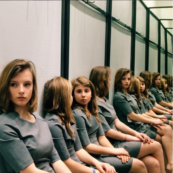 Фотография девочек расколола Instagram на два лагеря