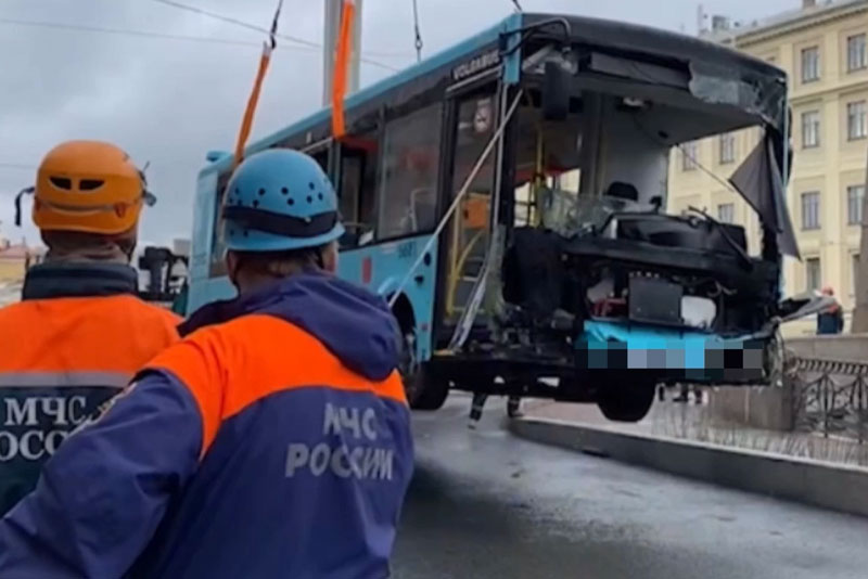 В офисы компании-перевозчика пришли с обысками после ДТП на мосту в Петербурге | Обыски прошли в офисах компании-перевозчика после ДТП на мосту Петербурга