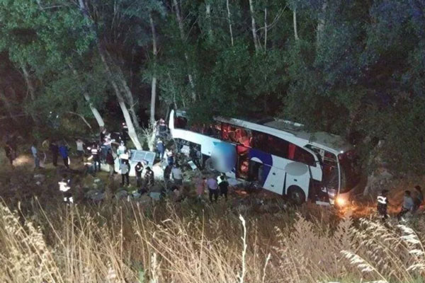 В центральной Турции в ДТП с автобусом погибли 12 человек, 19 ранены