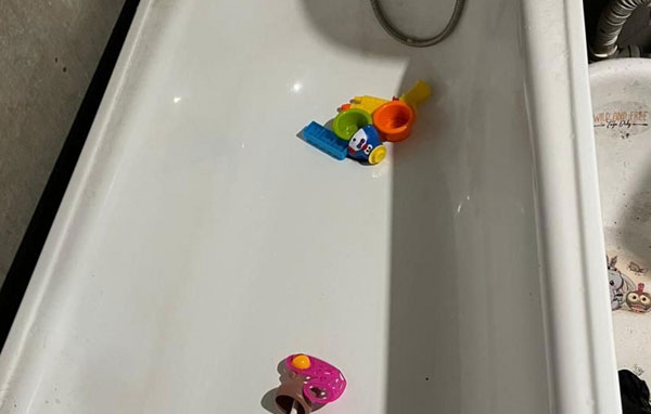 Сибирячка оставила детей в ванне и ушла на кухню. 9-месячная девочка утонула | В Сибири оставленная без присмотра 9-месячная девочка утонула в ванной