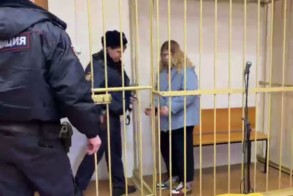 Студентка, бросившая коктейль Молотова в здание, где находились участки для голосования, направлена в СИЗО