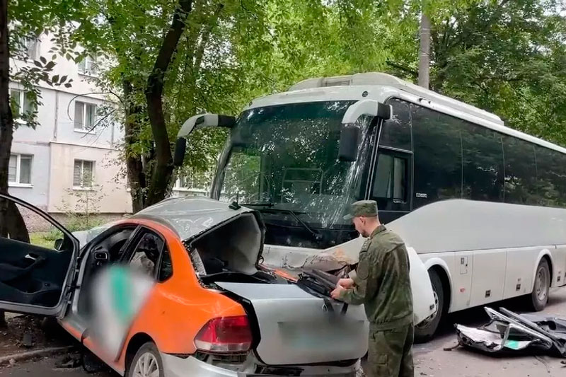 Трагедия в Самаре: столкновение автомобиля с автобусом унесло жизни четырех человек, включая троих детей | В Самаре арендованный автомобиль столкнулся с автобусом, погибли трое детей