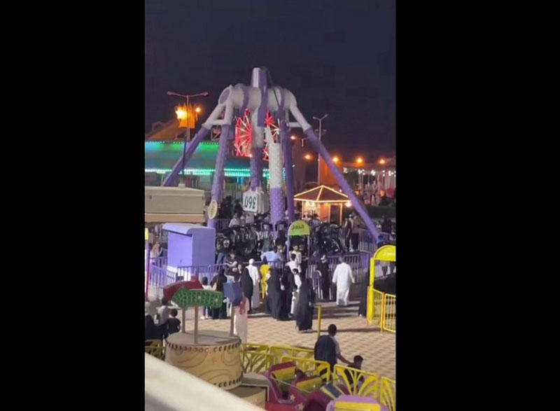 Аттракцион обрушился в парке развлечений Саудовской Аравии, что привело к травмам более 20 человек | Аттракцион с людьми развалился пополам в Саудовской Аравии