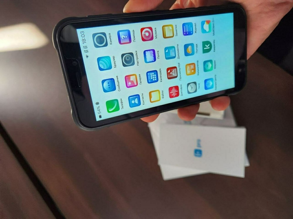 Губернатор Калининградской области показал телефон, из-за которого отказался от iPhone