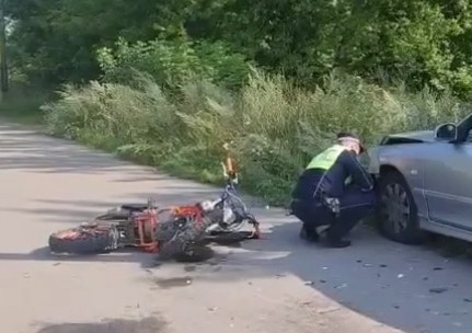 Под Курском подросток погиб на питбайке после жесткого столкновения с KIA | В Курском районе подросток погиб в ДТП с автомобилем