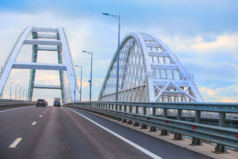 Движение по Крымскому мосту временно остановлено! Что произошло?  | Движение транспорта по Крымскому мосту временно приостановлено