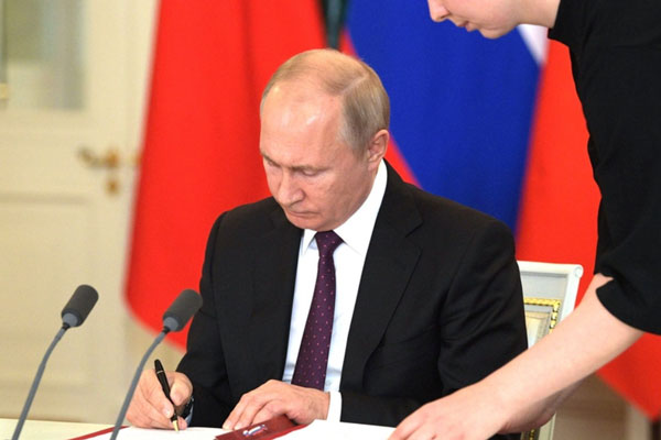 Владимир Путин освободил россиян от НДФЛ по жилищным кредитам: кого коснулись изменения | Путин освободил россиян от НДФЛ по жилищным кредитам