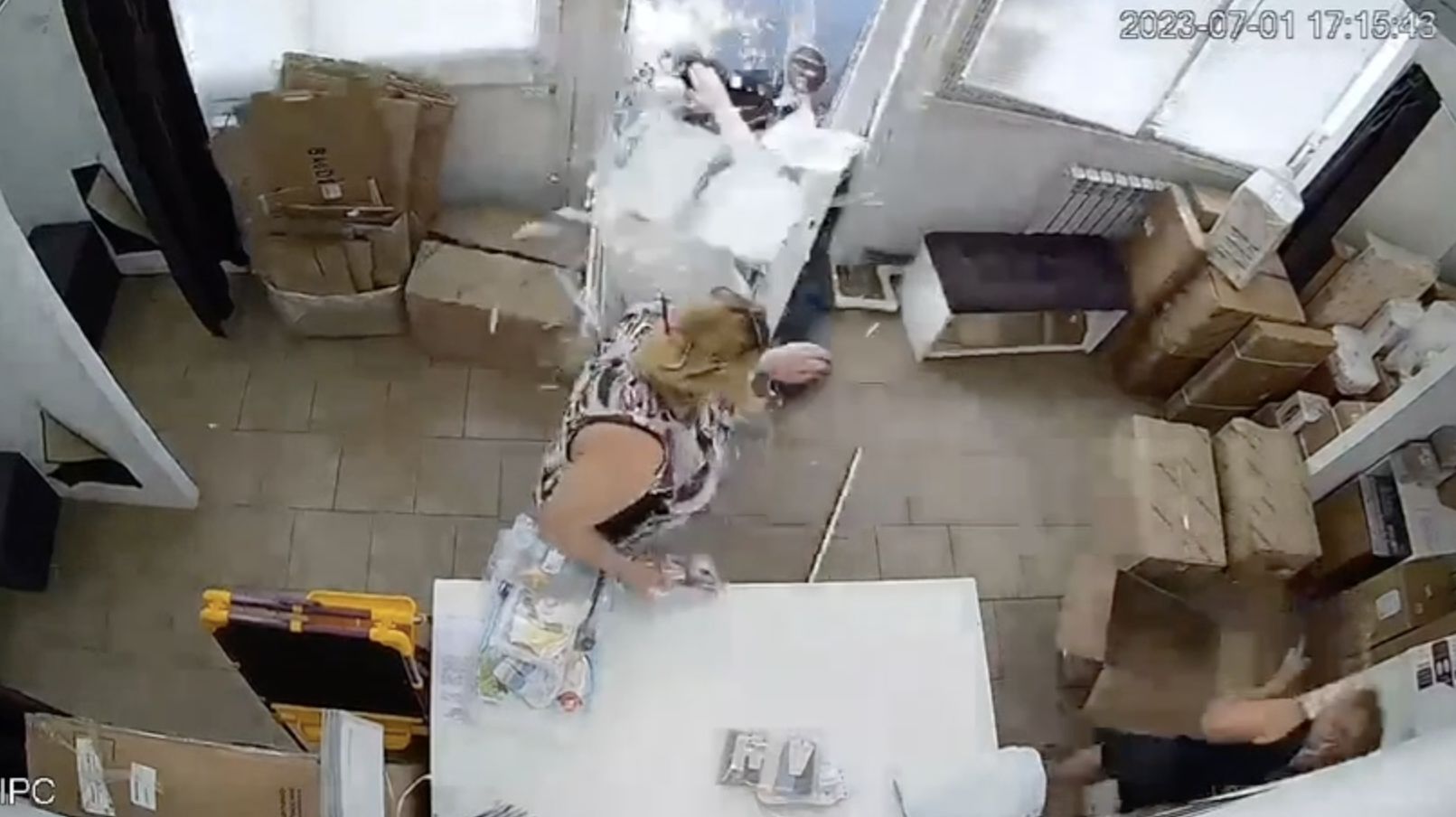 В подмосковной Ивановке водитель не справился с управлением и врезался в пункт Wildberries