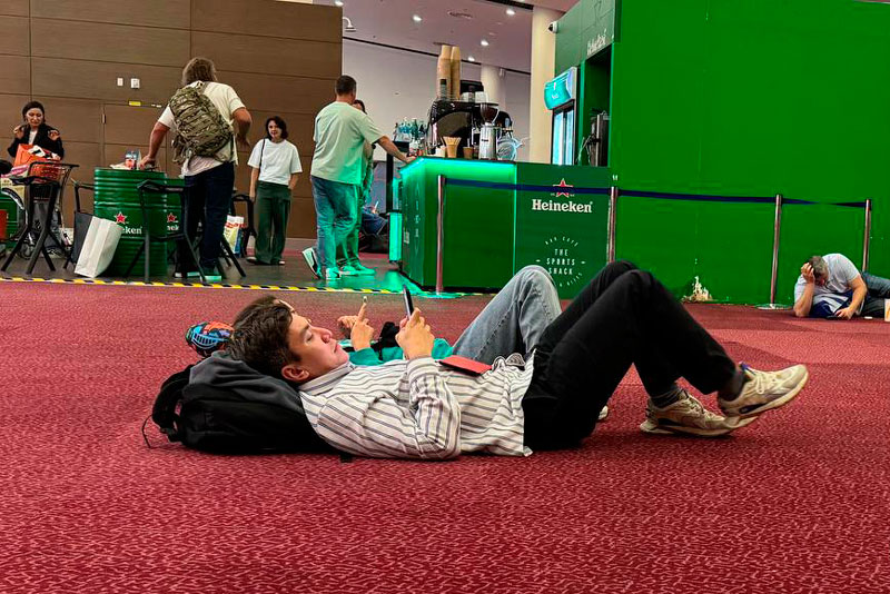 «На полу спим и ждем непонятно чего»: пассажиры Utair застряли в аэропорту Дубая  | Пассажиры авиакомпании Utair ждут вылета из Дубая в Москву больше пяти часов