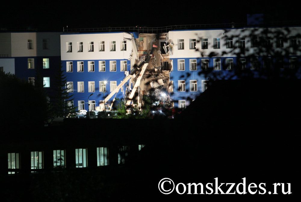 В Омске из-под завалов казармы извлечены 21 военнослужащий. Двое погибли