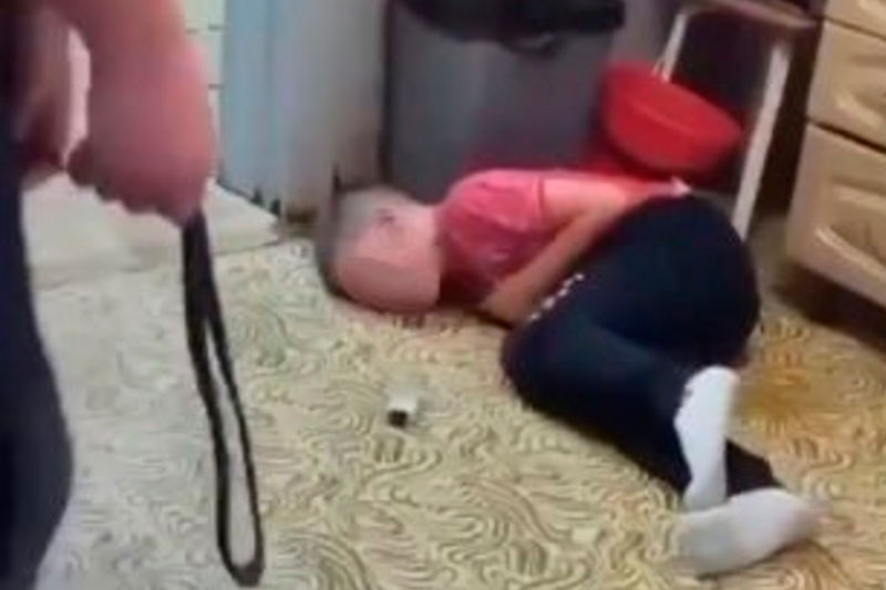 Отчим жестоко избил пасынка ремнём в Югре | В ХМАО 25-летний отчим избил ремнём пасынка за курение вейпа