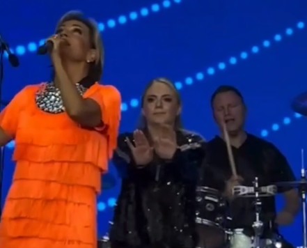 «Как из хобби родилась сенсация»: тайная история подтанцовки Булановой взорвала интернет | В интернете завирусилась подтанцовка Татьяны Булановой