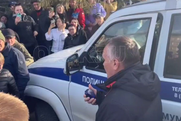 Глава Орска Козупица вышел к протестующим, требующим его отставки из-за паводка | Мэр Орска вышел к протестующим из-за низких компенсаций после паводка