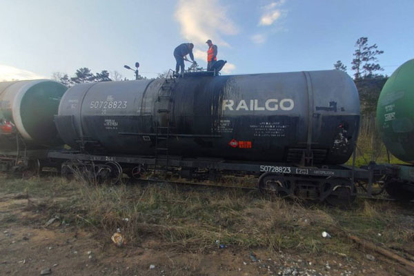 В Екатеринбурге из железнодорожной цистерны вылилось дизельное топливо