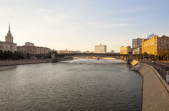 Прогулочный теплоход врезался в стену в Москве