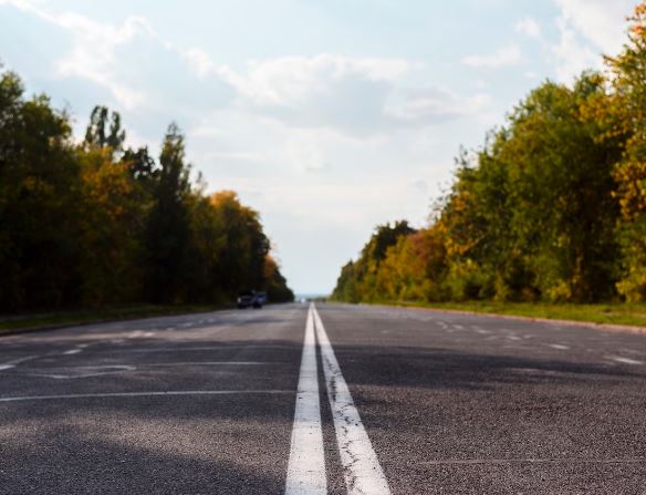 Дороги России под угрозой: финансирование ремонта трасс до 2030 года покроет лишь половину потребностей | "Коммерсант": на ремонт федеральных дорог дали денег на 42% меньше необходимого