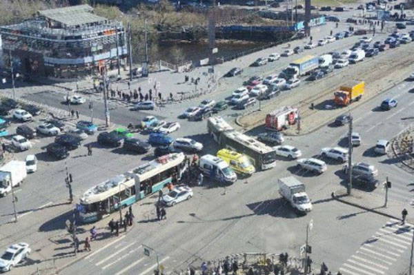 Трамвай с искусственным интеллектом «Довлатов» сбил трёх человек в Петербурге. Видео | Умный трамвай «Довлатов» сбил трёх человек в Петербурге