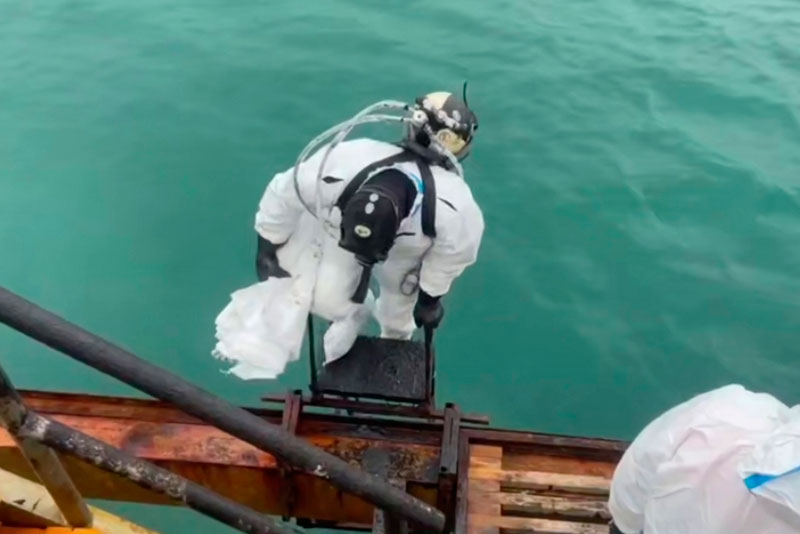 Аквалангист погиб при отчистке моря от мазута в Краснодарском крае | Аквалангист погиб во время работы в Анапе