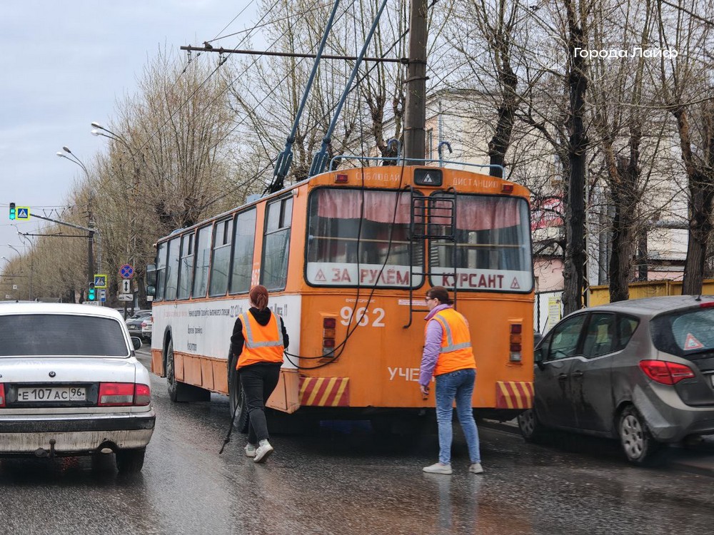 Путин поручил направлять штрафы за ПДД на обновление электротранспорта | Путин предложил направить штрафы за ПДД на обновление трамваев и троллейбусов