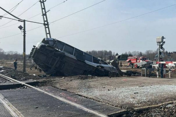 В Ярославской области скорый поезд снёс автобус, 8 человек погибли | Восемь человек погибли в ДТП с поездом и автобусом