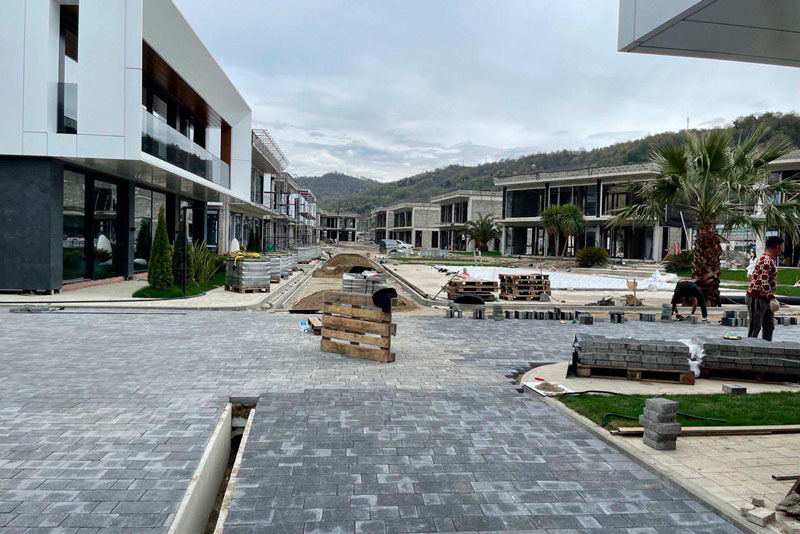 Коттеджный обман в Сочи: 'Мы вложили 14 миллионов, а домов больше нет!' — дольщики требуют справедливости! | Дольщики в Сочи столкнулись с обманом: участки изъяты в пользу государства