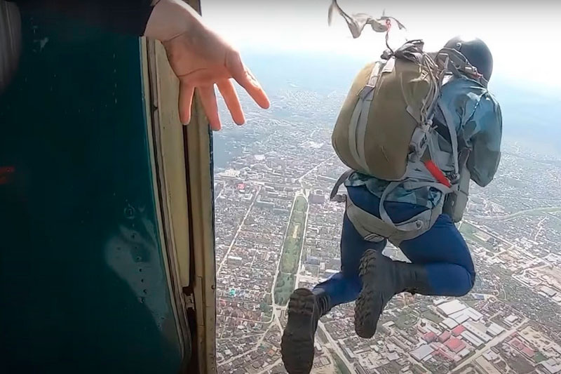 Последние минуты жизни разбившегося под Петербургом парашютиста попали на видео | В Сети появилось видео последних минут жизни разбившегося в Путилово парашютиста