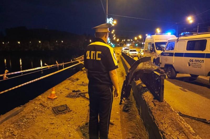 19-летний тагильчанин на Lexus наехал на ограждение и упал в воду: погибли трое человек | В Нижнем Тагиле водитель на Lexus упал с моста в воду
