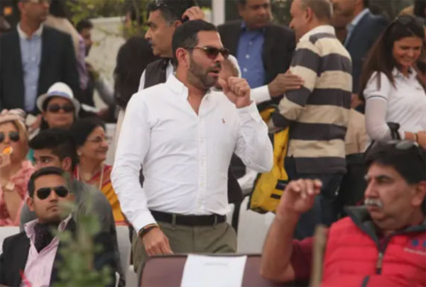 Приятель принца Уильяма и миллиардер Капур проглотил пчелу и умер | Индийский миллиардер случайно проглотил пчелу и умер