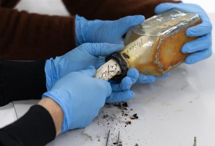 Секрет в стене: в Австралии художник нашел послание в бутылке из 1903 года внутри маяка | В Тасмании в стене маяка нашли послание, запечатанное более века назад