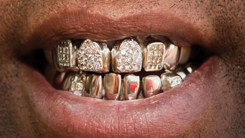 Во время пьянки с цыганами у узбечки украли золотые зубы, мобильный, чайник и 12 тысяч рублей