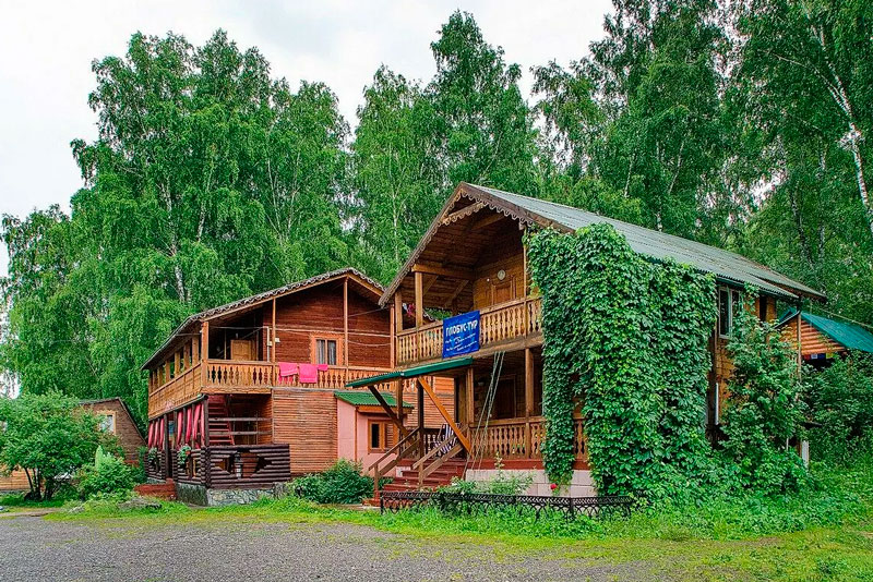 СК назвал вероятную причину смерти семьи на алтайской турбазе