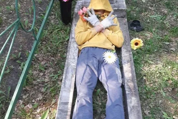 Изображали умерших: под Новосибирском скучающие подростки устроили фотосессию на сельском кладбище